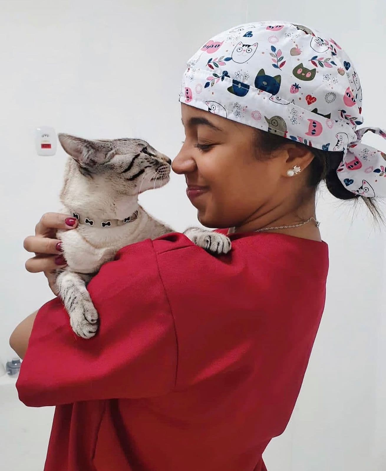 Imagem da doutoura Juliana Beatriz com um gato.
